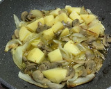 Foto del paso 2 de la receta: Pollo encebollado con champiñones al orégano