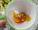 Foto del paso 2 de la receta: 🥦Snack de brócoli con parmesano y salsa de alubias para dipear 🥣