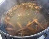 Une image de l'étape 2 de Bouillon anti gaspi carottes,champignons et herbes aromatiques.