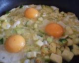 Foto del paso 2 de la receta: Brunch de ensalada de tomate y queso y revuelto de calabacín