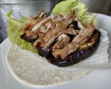 Foto del paso 4 de la receta: Wrap de berenjena🍆, salchicha🍖y carne de cerdo🥓en salsa de miel y ajo🌯🌮🧄