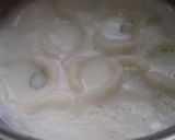 A picture of step 4 of Mawa doodh farra diye With kesariya rabdi.