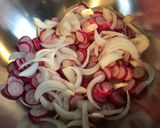 Une image de l'étape 3 de Salade de radis roses au thon et piment d espelette.