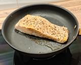Foto del paso 7 de la receta Salmón a la plancha en guarnición de arroz salteado con trigueros en wok