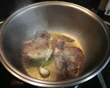 Foto del paso 1 de la receta: Galtas de cerdo en salsa de puerro al vino blanco