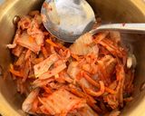 Foto langkah ke 2 dari resep Salmon Kimchi Jjigae.