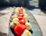 Foto del paso 2 de la receta: Pinchito de mozzarella y sandía con pesto casero de albahaca