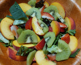 Foto del paso 2 de la receta: Ensalada veraniega de hojas verdes y frutas frescas
