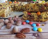 Foto del passaggio 3 della ricetta Biscottone con cioccolato,M&M's e frutta secca