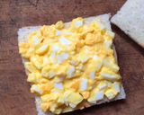 Foto langkah ke 3 dari resep Super simple tamago sando (sandwich telur ala jepang).