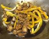 รูปขั้นตอนการทำที่ 4 ของ กุ้งไก่ผัดพริกไทยดำ