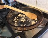 Une image de l'étape 4 de Champignons de paris à la crème d'ail et persil.