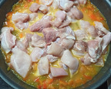 Foto del paso 3 de la receta: Contramuslos de pollo con pimientos rojos y verdes
