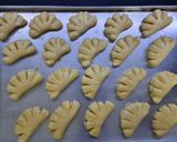 Hình bước làm 3 của món Crescent roll hình quạt