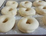 Foto langkah ke 3 dari resep Donat gula halus pelangi.