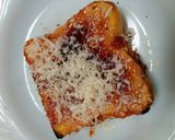 Foto langkah ke 7 dari resep Roti Bakar Topping Strawberry dan Keju.