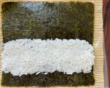 Foto langkah ke 6 dari resep Homemade Tuna Sushi With Egg.