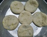 A picture of step 4 of Matar Paratha.