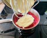Erdei gyümölcsös-vaníliapudingos piskóta recept fázis 3 fotója