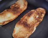 Foto del paso 4 de la receta: Sándwich🥐de berenjena🍆bbq, carne🧅, queso🧀y cebollas grillé🥯🥩🧀