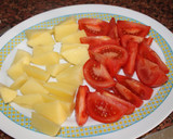 Foto del paso 5 de la receta: Paletilla de cordero al horno con hierbas aromáticas y guarnición de gajos de patata y tomate asados