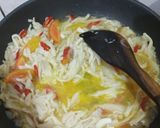 Foto langkah ke 5 dari resep Tumis Jamur Tiram Orak Arik Telur.
