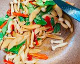 รูปขั้นตอนการทำที่ 3 ของ ผัดพริกสดหน่อไม้(เจ) By แม่บ้าน