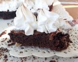 Foto del paso 6 de la receta: Torta con forma de letra 🅱️ decorada brownie y merengue!