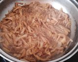 Foto del paso 4 de la receta: Tagliatella con salsa de cebollas y setas caramelizadas y queso de cabra