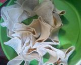 Foto langkah ke 4 dari resep Pangsit goreng untuk bakso.