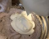 Mascarponés-áfonyás torta csokoládés piskótával recept fázis 7 fotója