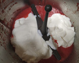 Foto del paso 3 de la receta: Mousse de fresas frescas y queso batido