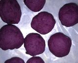 Foto langkah ke 3 dari resep Bola-bola ubi ungu isi coklat ala anak kos.