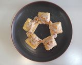 Foto del paso 17 de la receta: Raviolis caseros de pies de cerdo con gambas y bechamel de ceps