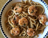 Foto del paso 3 de la receta: Pasta con langostinos 🍤 al ajillo 🧄