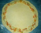 Foto del paso 3 de la receta: Pizza con borde relleno de cebolla, morrones agridulce y queso