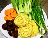 Hình bước làm 1 của món Mì Gà Xé