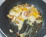 รูปขั้นตอนการทำที่ 3 ของ ข้าวผัดกุ้งเห็ดหอม