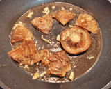 Foto del paso 1 de la receta: Rovellons al ajillo con Huevo roto
