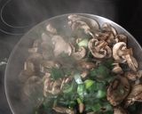 Foto del paso 3 de la receta: Pencas de cebollas con champiñones