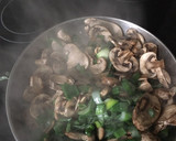 Foto del paso 3 de la receta: Pencas de cebollas con champiñones
