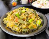 A picture of step 5 of Fried Bhindi Pyaz 🍅🌶️🧅.