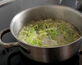 Foto del paso 6 de la receta: Sopa de Repollo con fideos chinos y huevo cocido