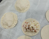 Foto del paso 2 de la receta: Sombreritos de hojaldre rellenos 🥟