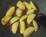 Foto langkah ke 2 dari resep Semur Telur Tahu Kentang.