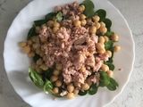 Ensalada de garbanzos con atún, canónigos y salsa de verduras