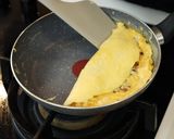 Foto langkah ke 4 dari resep Mushroom Omelette.