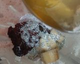A picture of step 3 of Blackberry strawberry layered smoothie.