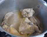 Foto del paso 2 de la receta: Caldo Rojo de Pollo con Pasas 🍲