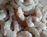 Foto del paso 1 de la receta: Espinacas con gambas en salsa de tomate casero
